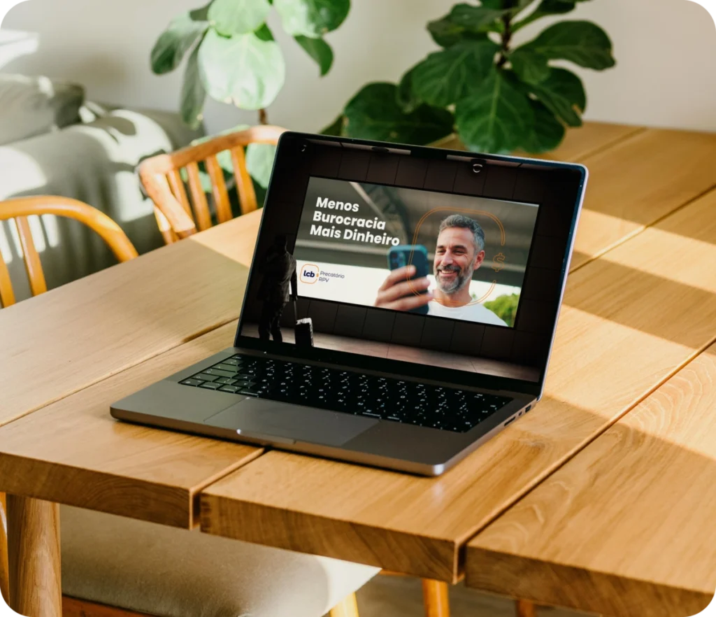 Laptop exibindo vídeo do LCbank sobre menos burocracia e mais dinheiro